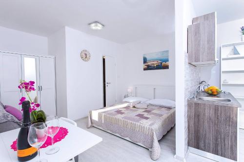 Cette chambre blanche comprend un lit et un lavabo. dans l'établissement Apartments with a parking space Gornja Brela, Makarska - 20448, à Zadvarje