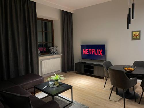 TV a/nebo společenská místnost v ubytování Apartament Złota winda Tuwima