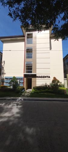 ein großes weißes Gebäude mit einem Marriott-Schild drauf in der Unterkunft Mistow BriaMagenta Condo in Cagayan de Oro