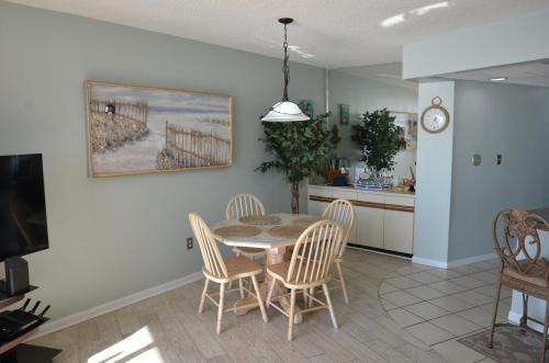 Gulf front condo photo 16