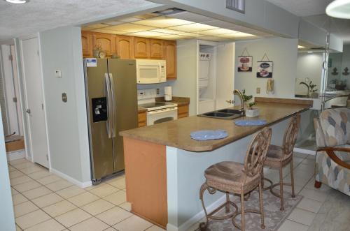 Gulf front condo photo 17
