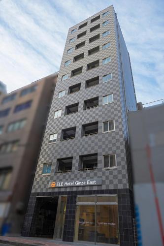 東京にあるELE Hotel Ginza Eastの看板が貼られた高層ビル