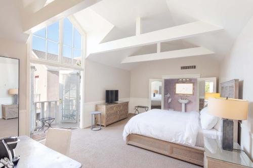 a bedroom with a bed and a desk and a tv at Hotel La Rose in Santa Rosa