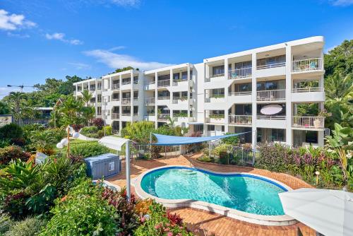 une image d'un immeuble d'appartements avec une piscine dans l'établissement Private Argosy Apartment, à Clifton Beach