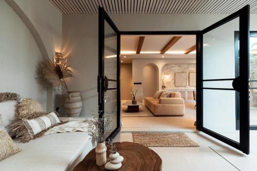een woonkamer met een spiegel en een bank bij Brand New! Luxurious Villa in Canggu in Canggu