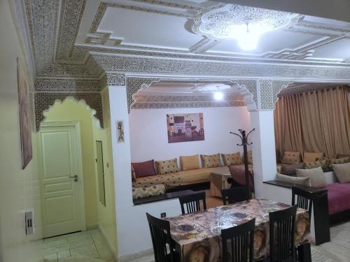 comedor con mesa y sofá en Dar maria en Fez