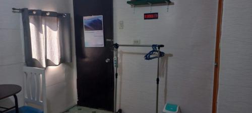een badkamer met een douche en een deur in een kamer bij Mistow Room CDO in Cagayan de Oro