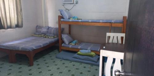 een kamer met 2 stapelbedden en een tafel bij Mistow Room CDO in Cagayan de Oro