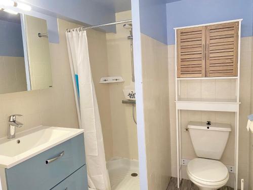 une salle de bain avec toilettes, lavabo et douche dans l'établissement Maison Tout Confort avec Mezzanine à 300m de la Plage - Wifi, Terrasse, Parking Privé - FR-1-231-246, à Bretignolles-sur-Mer