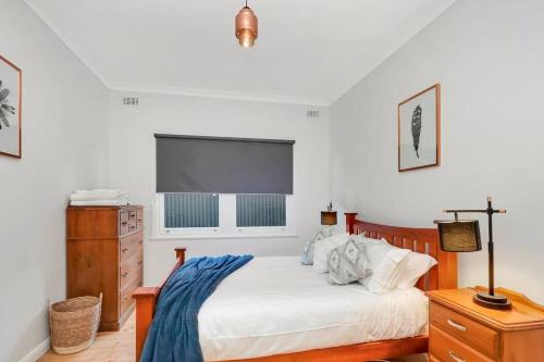 1 dormitorio con 1 cama, vestidor y ventana en Mabel’s retreat 4 bedrooms,Wifi,Netflix,Kayo, en Broken Hill