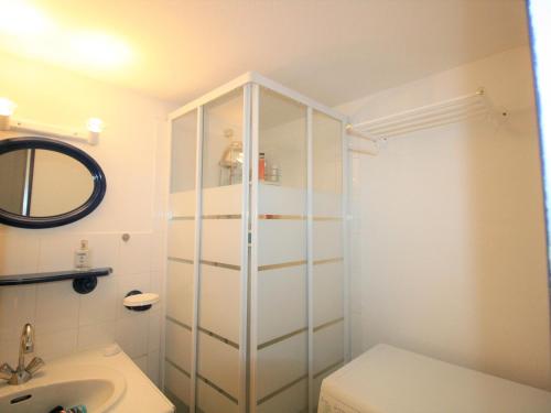 een witte badkamer met een toilet en een wastafel bij Maison La Tranche-sur-Mer, 1 pièce, 4 personnes - FR-1-22-194 in La Tranche-sur-Mer