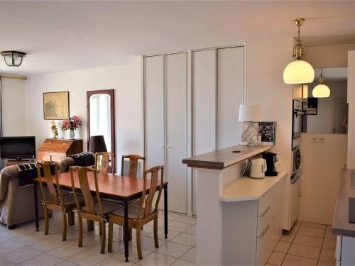 une cuisine et une salle à manger avec une table et des chaises dans l'établissement Appartement spacieux avec WIFI et parking à Trégastel, proche plage - FR-1-368-18, à Trégastel