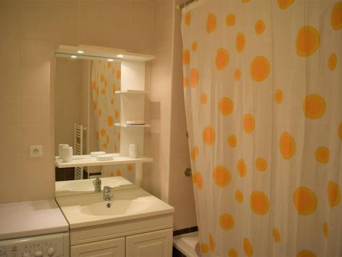 une salle de bain avec un lavabo et un rideau de douche dans l'établissement Appartement spacieux avec WIFI et parking à Trégastel, proche plage - FR-1-368-18, à Trégastel