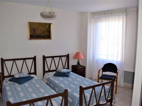 une chambre avec deux lits et une fenêtre dans l'établissement Appartement spacieux avec WIFI et parking à Trégastel, proche plage - FR-1-368-18, à Trégastel