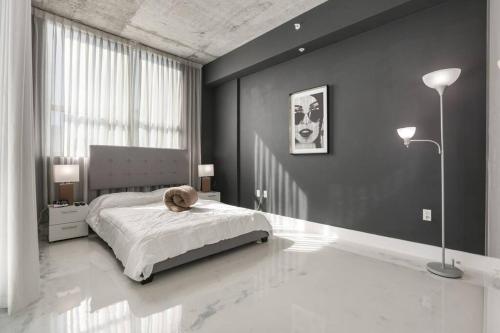 un dormitorio con una cama con un animal de peluche en Elegant and stylish 2/2 in the heart of downtown en Miami