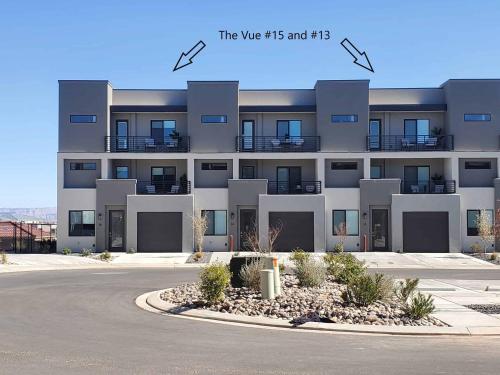 een groot appartementencomplex met de woorden weitzhs bij Family Reunion Fun #13 & #15 home in St. George