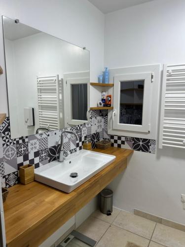 y baño con lavabo y espejo. en Villa des Palmiers, Chambre 3, Lit double en Villeneuve-sur-Lot