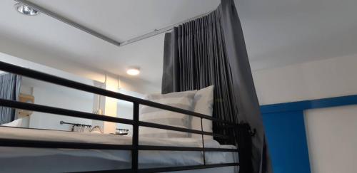 Een bed of bedden in een kamer bij Klai Hat Inn