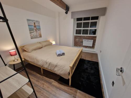 een slaapkamer met een bed en een raam bij Delightful new period conversion in Burnley