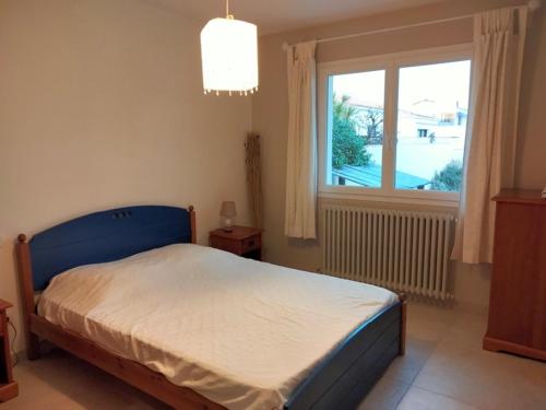 Posteľ alebo postele v izbe v ubytovaní Maison cosy à La Chaume, jardin, véranda, 3 chambres, proche quais et piscines - FR-1-331-221