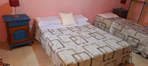 2 camas individuales en una habitación con fogones en La Ñata en Chicoana