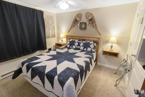 Una cama o camas en una habitación de ML147 Fresh & Fun 1BR Sleeps 4 Near Village Slope