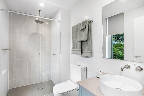 W łazience znajduje się toaleta, umywalka i prysznic. w obiekcie Moana Esplanade - Pure Beach Front 3 Bed Apt w mieście Moana