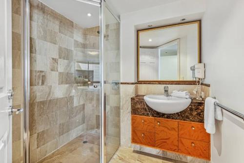 uma casa de banho com um lavatório e um chuveiro em Zanzibar-Premium Ocean Apartment em Mooloolaba