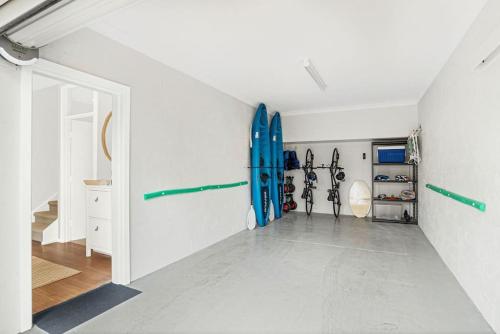 un pasillo con una habitación con una tabla de surf en la pared en The Sail House at Seacliff, en Seacliff