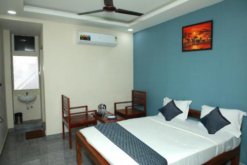 Tempat tidur dalam kamar di Redstone Hotel - Near US Consulate Nungambakkam
