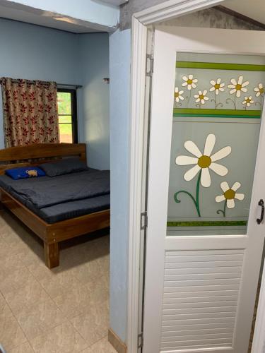 מיטה או מיטות בחדר ב-NADOHN2 San Fan Homestay