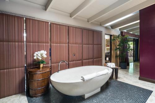 ห้องน้ำของ Trinity Beach Palace Luxury Estate by Belle Escapes