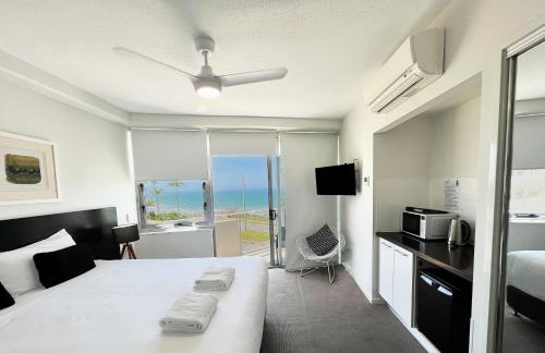 Postel nebo postele na pokoji v ubytování Oshen Holiday Apartments Yeppoon