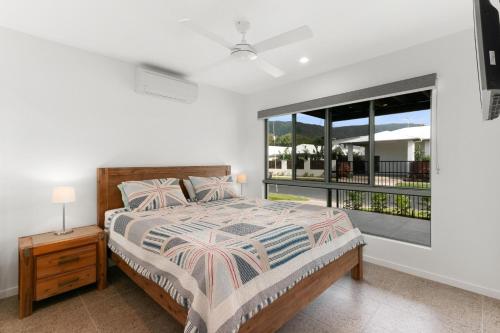 Giường trong phòng chung tại Belle Escapes Tropical Beachside Oasis Clifton Beach