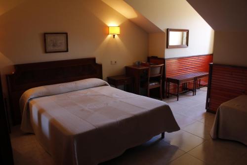 ヒホンにあるB&B HOTEL Gijón Centro Begoñaのベッドルーム1室(ベッド1台、テーブル、デスク付)