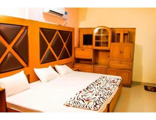 een slaapkamer met een groot bed met een zebrapatroon erop bij Hotel Kailash, Amritsar in Amritsar