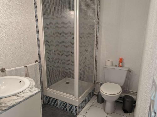 マルセイヤンにあるAppartement Marseillan-Plage, 2 pièces, 6 personnes - FR-1-387-77のバスルーム(シャワー、トイレ、シンク付)