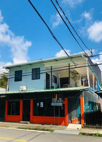 un edificio naranja y blanco en la esquina de una calle en Los Sueños IyE 4, en Quepos