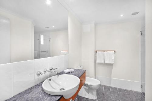 Ванная комната в Belle Escapes Luxury Ground floor Suite 52 Alamanda Resort Palm Cove