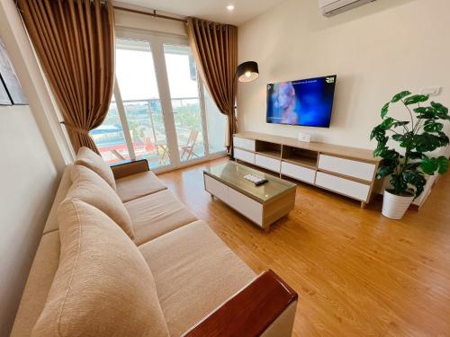 下龍灣的住宿－Sky Halong Apartment，带沙发和平面电视的客厅