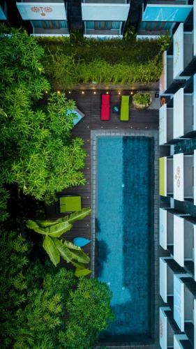 Бассейн в Tijili Hotel Seminyak или поблизости