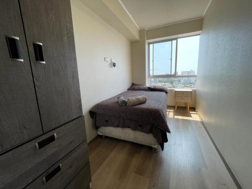 מיטה או מיטות בחדר ב-Acogedora habitación con vista al mar de Barranco