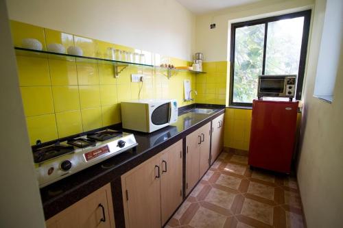 Dapur atau dapur kecil di Darryl Ribeiro's 2BHK & 3BHK Apartment in a Villa