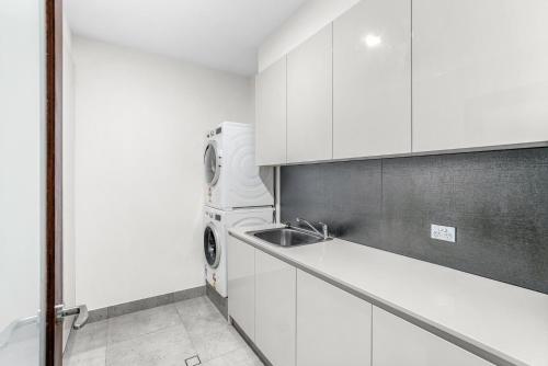 Η κουζίνα ή μικρή κουζίνα στο Belle Escapes Havenly Luxury Villa Palm Cove