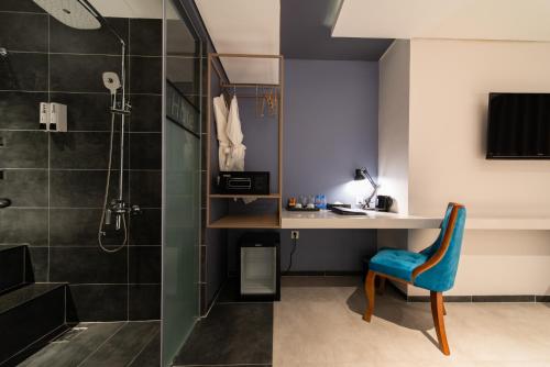 TV a/nebo společenská místnost v ubytování The Time Hotel