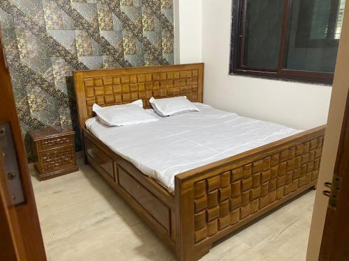 ein Bett mit zwei Kissen auf einem Zimmer in der Unterkunft Fancy and Modern Apartment in Patna