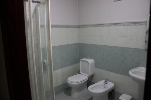 ein Bad mit einem WC und einem Waschbecken in der Unterkunft Casa Contemare in Viagrande