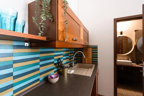 eine Küche mit einer Spüle und einer Arbeitsplatte in der Unterkunft Free Parking Chain Bridge Home 4ppl, 2bdrm, Wifi, Smart TV, AC in Budapest