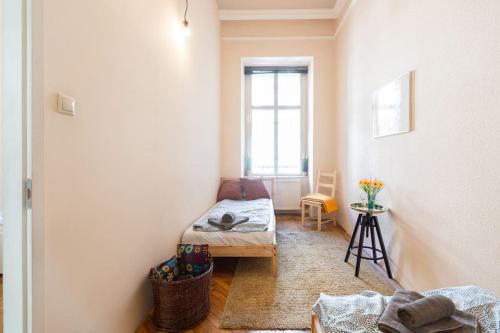 Kleines Zimmer mit einem Bett und einem Fenster in der Unterkunft Free Parking Chain Bridge Home 4ppl, 2bdrm, Wifi, Smart TV, AC in Budapest