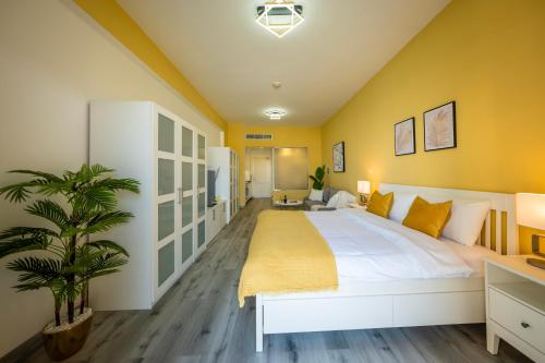 Postel nebo postele na pokoji v ubytování Sunny Palm Views studio